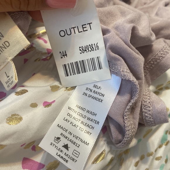 Caution to the Wind Flowy Cold Tank, size Large Lavender with flowy sleeves - Picture 5 of 5